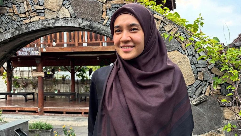 Bentuk Kepedulian Dhini Aminarti Terhadap Sesama Perempuan