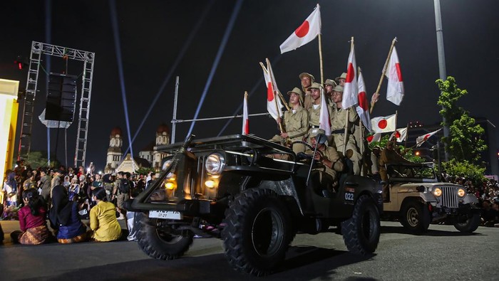 Drama Kolosal Hidupkan Kembali Kisah Pertempuran 1945 Sejumlah pemain memerankan perjuangan pemuda Indonesia melawan penjajah dalam drama teatrikal peringatan Pertempuran Lima Hari Semarang (PLHS) di depan Tugu Muda, Semarang, Jawa Tengah, Selasa (14/10/2025). Drama teatrikal dan upacara yang melibatkan 1.900 peserta dari unsur TNI, Polri, Pramuka, Tagana, karang taruna, pelajar SMA/SMK, serta berbagai komunitas seni di kota tersebut mengisahkan tentang PLHS pada Oktober 1945 di kawasan Tugu Muda antara pemuda pejuang melawan tentara Jepang yang menewaskan ratusan orang dari kedua belah pihak. ANTARA FOTO/Makna Zaezar/nym.