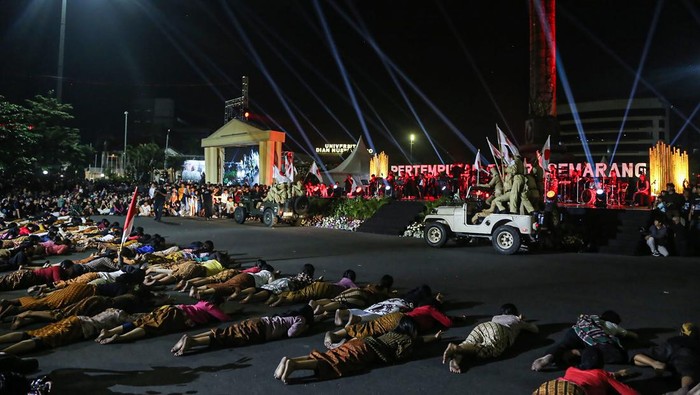 Sejumlah pemain memerankan perjuangan pemuda Indonesia melawan penjajah dalam drama teatrikal peringatan Pertempuran Lima Hari Semarang (PLHS) di depan Tugu Muda, Semarang, Jawa Tengah, Selasa (14/10/2025). Drama teatrikal dan upacara yang melibatkan 1.900 peserta dari unsur TNI, Polri, Pramuka, Tagana, karang taruna, pelajar SMA/SMK, serta berbagai komunitas seni di kota tersebut mengisahkan tentang PLHS pada Oktober 1945 di kawasan Tugu Muda antara pemuda pejuang melawan tentara Jepang yang menewaskan ratusan orang dari kedua belah pihak. ANTARA FOTO/Makna Zaezar/nym.