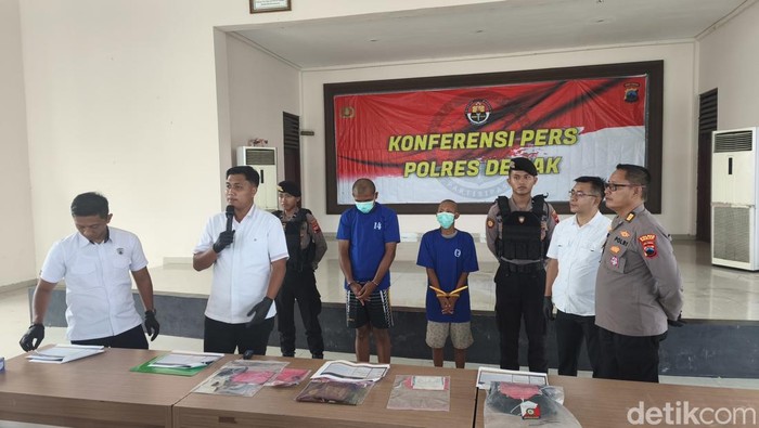 Dua dari tiga tersangka yang ditetapkan polisi dalam kasus pria misterius bertato berlian yang ditemukan tewas di lahan kosong pinggir Jalan Lingkar Demak dihadirkan dalam Konferensi Pers Polres Demak, Rabu (15/10/2025).