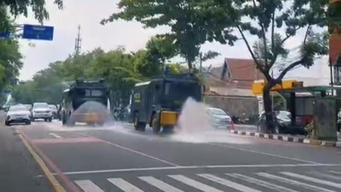 Dua mobil water canon polisi saat melakukan penyemprotan di jalan Slamet Riyadi, Kota Solo, Rabu (15/10/2025).
Sumber: Instagram resmi Polresta Solo.