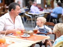 Duh! Pelayan Masih Sering Taruh Makanan Panas di Dekat Bayi
