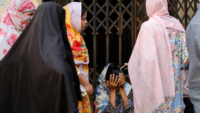 Suasana duka menyelimuti ibu kota Bangladesh setelah kebakaran hebat melanda sebuah gudang bahan kimia di kawasan padat penduduk, Rabu (15/10/2025). Insiden tragis yang terjadi di seberang pabrik garmen siap pakai itu menelan banyak korban jiwa. REUTERS/Mohammad Ponir Hossain