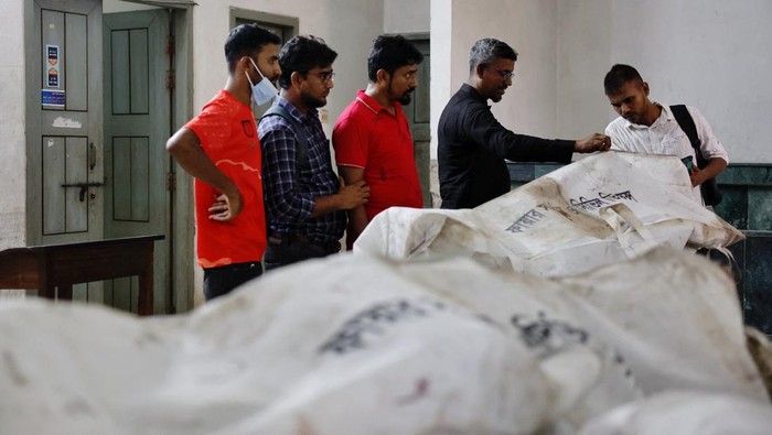 Suasana duka menyelimuti ibu kota Bangladesh setelah kebakaran hebat melanda sebuah gudang bahan kimia di kawasan padat penduduk, Rabu (15/10/2025). Insiden tragis yang terjadi di seberang pabrik garmen siap pakai itu menelan banyak korban jiwa. REUTERS/Mohammad Ponir Hossain