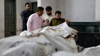 Warga terlihat memadati kamar jenazah Rumah Sakit Dhaka Medical College, Rabu (15/10/2025), tempat puluhan jenazah korban disemayamkan. REUTERS/Mohammad Ponir Hossain
