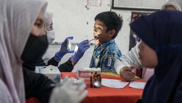Edukasi Kesehatan Gigi, Siswa SD di Solo Antusias Diperiksa Dokter