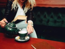 Jangan Salah Lagi! Begini Etiket Memegang Cangkir Teh dan Gelas Wine