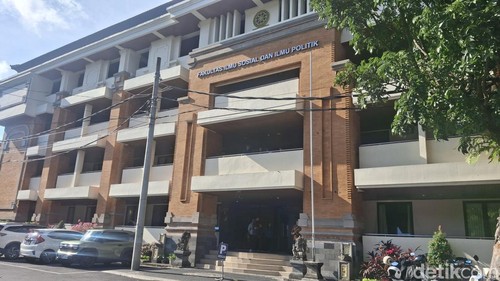 Gedung FISIP Unud Kampus Sudirman, tempat mahasiswa  lompat bunuh diri, Rabu (15/10/2025). (Fabiola Dianira)