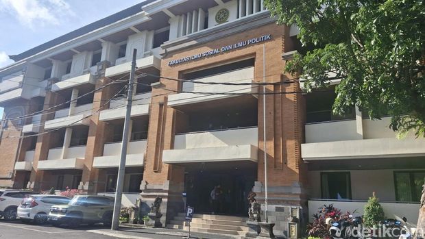Gedung FISIP Unud Kampus Sudirman, tempat mahasiswa  lompat bunuh diri, Rabu (15/10/2025). (Fabiola Dianira) Gedung FISIP Unud Kampus Sudirman, tempat mahasiswa  lompat bunuh diri, Rabu (15/10/2025). (Fabiola Dianira)