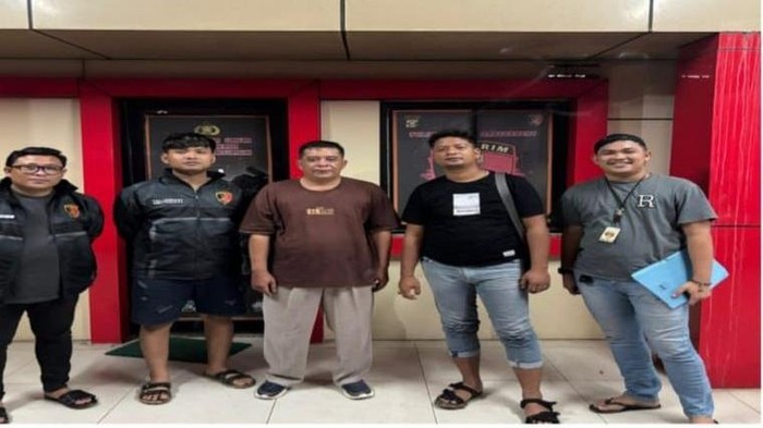 Budi Madgani (tengah) pelaku penggelapan dana koperasi di Banyuasin diamankan