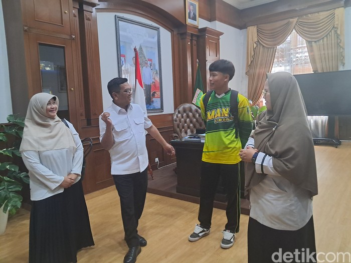 Gubernur Banten Andra Soni mempertemukan Kepala SMAN 1 Cimarga, Dini Fitri, dengan murid yang ketahuan merokok bernama Indra. (Arief I/detikcom)