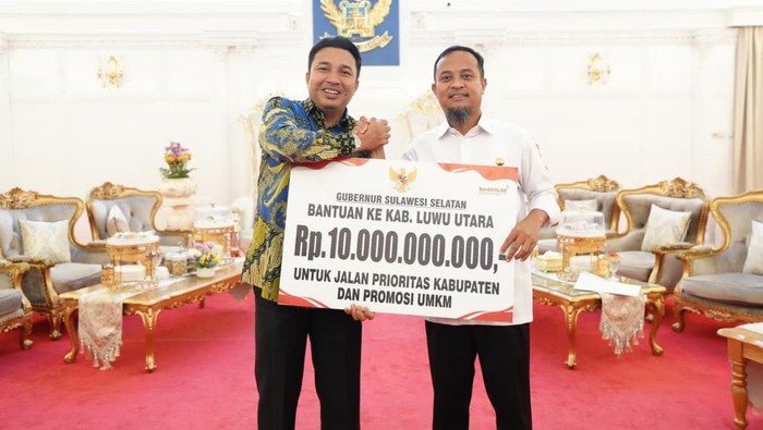 Gubernur Sulsel Andi Sudirman Sulaiman menyerahkan bantuan keuangan kepada Bupati Luwu Utara Andi Abdullah Rahim.