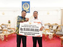 Gubernur Sulsel Salurkan Rp 10 Miliar untuk Bangun Jalan Seko Luwu Utara