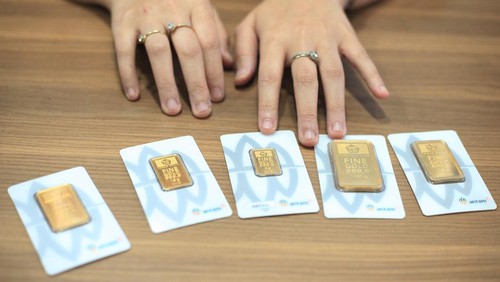 Karyawan menunjukkan sampel emas batangan di Butik Emas Antam Setiabudi One, Jakarta, Rabu (15/10/2025). Berdasarkan situs Logam Mulia Antam pada Rabu (15/10), harga emas Antam naik sebesar Rp23.000 per gram dari Rp2.360.000 per gram menjadi Rp2.383.000 per gram dan kenaikan harga tersebut menjadi rekor harga tertinggi sepanjang masa (all time high/ATH). ANTARA FOTO/Reno Esnir