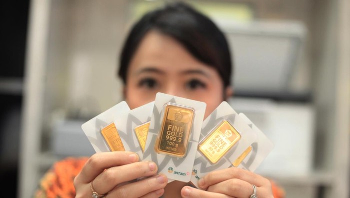 Harga Emas Antam Tembus Rekor Tertinggi, Sentuh Rp2,38 Juta per Gram Karyawan menunjukkan sampel emas batangan di Butik Emas Antam Setiabudi One, Jakarta, Rabu (15/10/2025). Berdasarkan situs Logam Mulia Antam pada Rabu (15/10), harga emas Antam naik sebesar Rp23.000 per gram dari Rp2.360.000 per gram menjadi Rp2.383.000 per gram dan kenaikan harga tersebut menjadi rekor harga tertinggi sepanjang masa (all time high/ATH). ANTARA FOTO/Reno Esnir