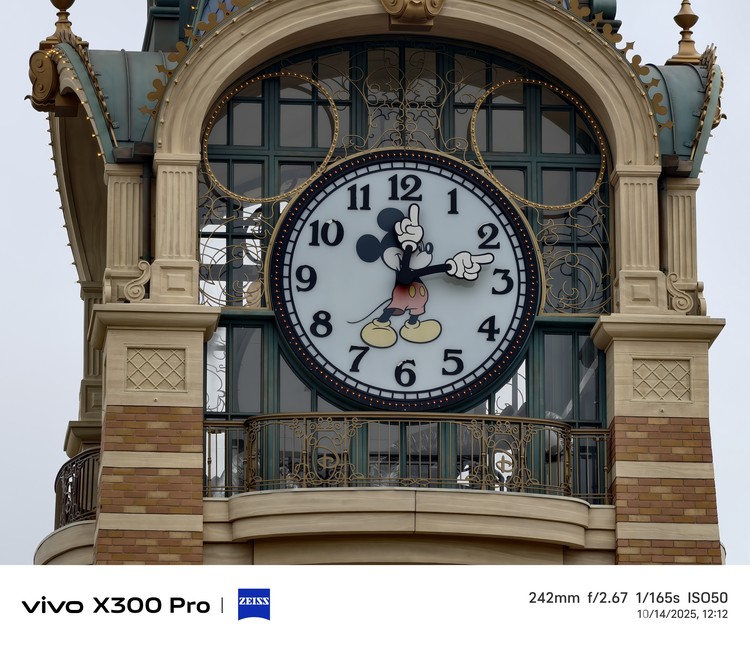 Hasil foto Vivo X300 Pro di Disneyland Shanghai