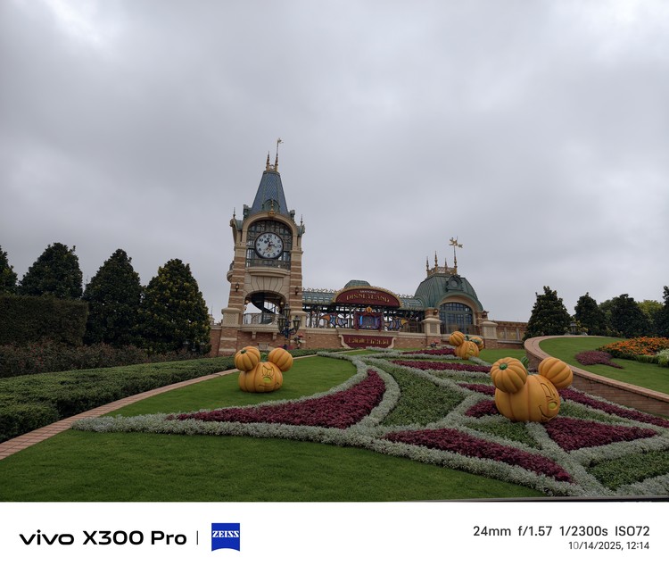 Hasil foto Vivo X300 Pro di Disneyland Shanghai