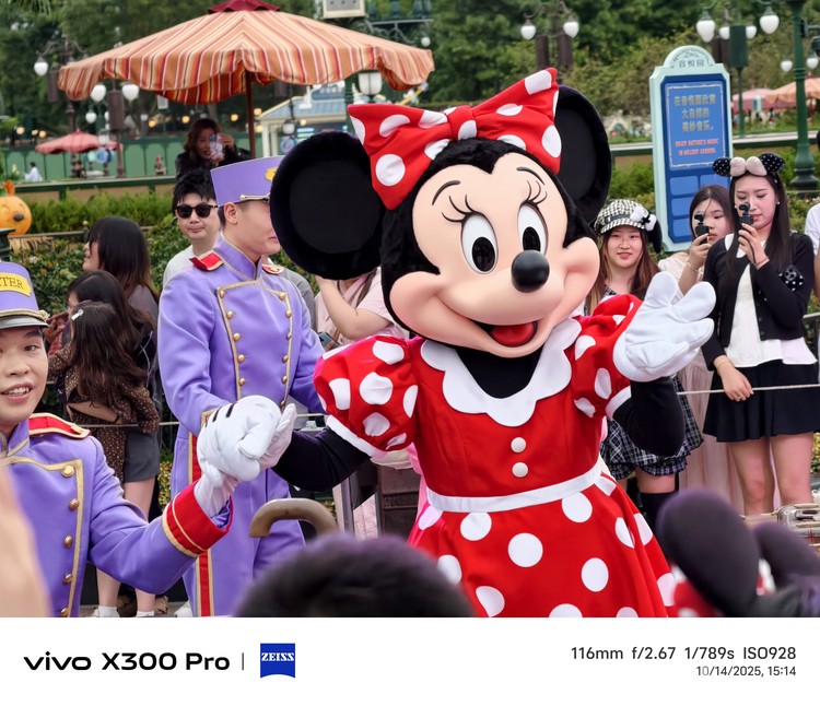 Hasil foto Vivo X300 Pro di Disneyland Shanghai