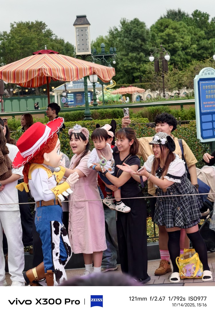 Hasil foto Vivo X300 Pro di Disneyland Shanghai