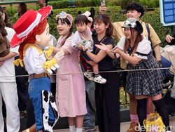 Memotret Wajah-wajah Gembira di Disneyland Shanghai Memakai Vivo X300 Pro