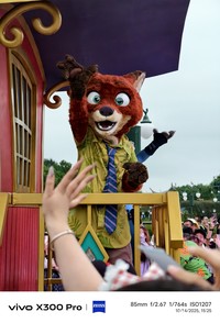 Hasil foto Vivo X300 Pro di Disneyland Shanghai