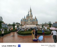 Hasil foto Vivo X300 Pro di Disneyland Shanghai