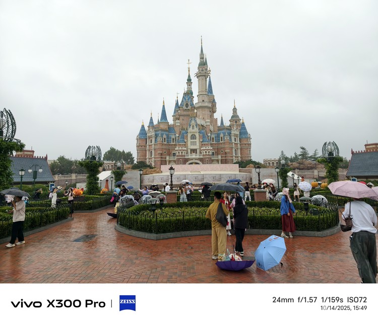Hasil foto Vivo X300 Pro di Disneyland Shanghai