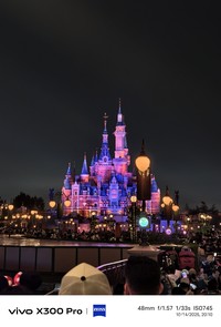 Hasil foto Vivo X300 Pro di Disneyland Shanghai