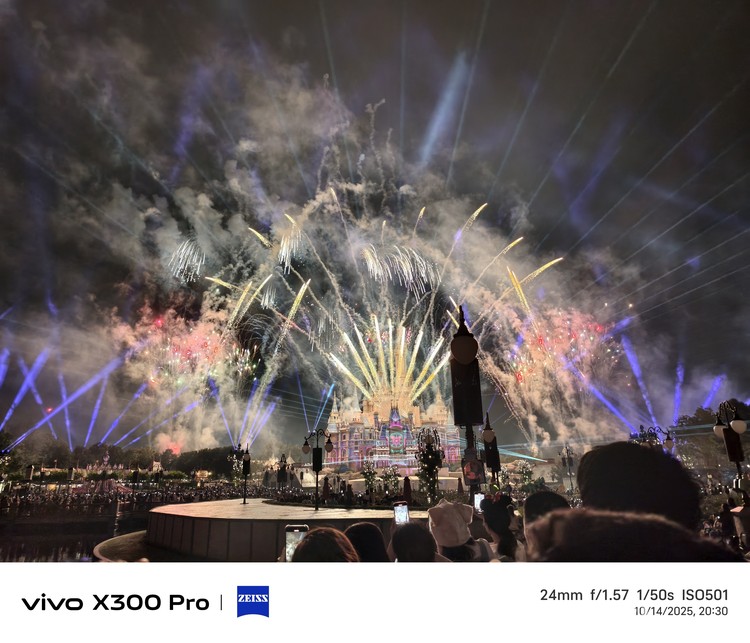 Hasil foto Vivo X300 Pro di Disneyland Shanghai