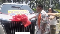 Raffi Ahmad memberikan hadiah mobil Denza berwarna putih saat syuting FYP Trans7, Rabu (15/10/2025). Dilihat dari berbagai sumber, mobil tersebut dihargai sekitar Rp 950 juta. Foto: Instagram @irfanhakim75