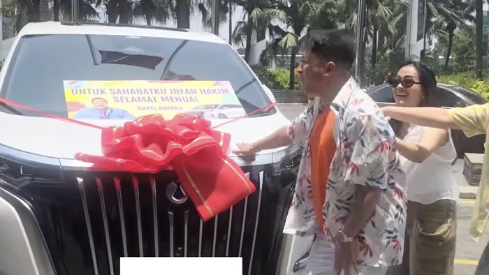 Irfan Hakim dapat kejutan hadiah ulang tahun sebuah mobil dari Raffi Ahmad.