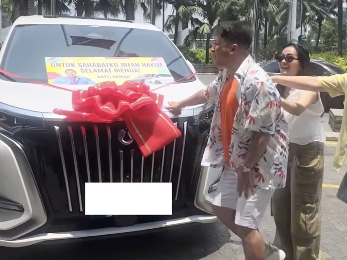 Irfan Hakim Irfan Hakim dapat kejutan hadiah ulang tahun sebuah mobil dari Raffi Ahmad.