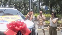 Utuk sahabatku Irfan Hakim. Selamat menua. Berhari-hari dia ngomong gini, hitam putih, htam putih. Gue kan gak mau kegeeran, ah paling kemeja, celana, kata Irfan Hakim usai membaca ucapan selamat yang ada di bagian depan mobilnya. Foto: Instagram @irfanhakim75