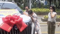 Raffi Ahmad tertawa melihat Irfan Hakim. Irfan Hakim berkaca-kaca sambil bersendar di mobil barunya. Selama setahun dia ngomong terus, 50 tahun, 50 tahun, gongnya di sini, ungkap Irfan. Foto: Instagram @irfanhakim75