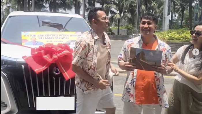 Irfan Hakim dapat kejutan hadiah ulang tahun sebuah mobil dari Raffi Ahmad.