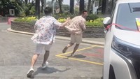 Fi beneran Fi? Eh sumpah? ucap Irfan Hakim seketika memperlihatkan tubuhnya lemas. Dia langsung mengejar Raffi Ahmad yang tertawa. Foto: Instagram @irfanhakim75