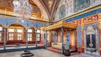 Museum ini menyimpan berbagai koleksi. Ada sebuah ruang bernama Relik Suci yang berisikan benda-benda suci seperti helai rambut jenggot Nabi Muhammad SAW, cawan tempat minum Rasulullah SAW, hingga pedang sahabat Nabi SAW, pedang Zulfikar. Pedang ini diyakini adalah pemberian sang nabi untuk Ali bin Abi Thalib RA. Koleksi-koleksi ini bisa dilihat langsung di Ruang Relik Suci. Pengunjung tak diperkenankan mengambil foto untuk menghormati kesucian artefak. Foto: Getty Images/RuslanKaln