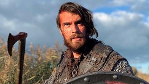 Jaakko Ohtonen menggantikan Jim Caviezel, pemeran Yesus di film pertama. Mel Gibson yang bikin film ini sempat berencana menggunakan teknologi de-aging agar Caviezel bisa tampil lagi, tapi akhirnya memilih jalan realistis, mengganti seluruh pemain dengan wajah baru, termasuk Ohtonen sebagai pusat cerita kebangkitan Kristus. Foto: dok Viking: Valhalla