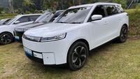 Dengan desain elegan dan teknologi canggih, Jaecoo J5 EV menyasar konsumen yang mencari kombinasi antara kemewahan, kenyamanan, dan gaya hidup modern. Mobil ini resmi dijual di Indonesia dengan harga pre-booking mulai Rp 350 juta untuk varian Standard dan Rp 450.000.000 untuk varian Premium. Foto: Luthfi Anshori/detikOto