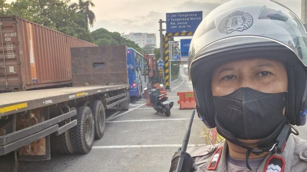 Jalan Letjen S Parman Arah Tomang Macet Imbas Antrean Truk Kontainer