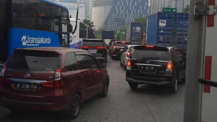 Jalan Letjen S Parman Arah Tomang Macet Imbas Antrean Truk Kontainer