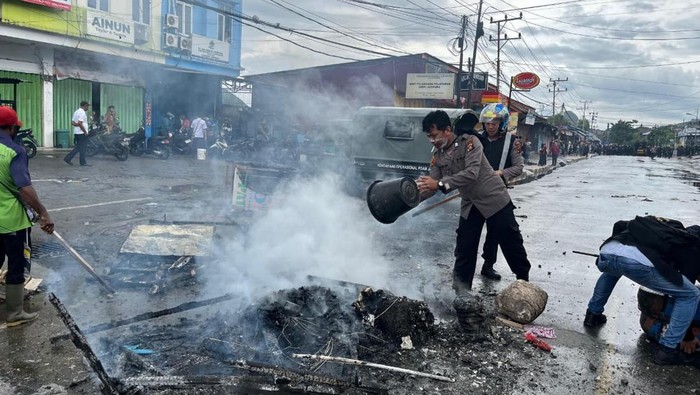 Aksi demonstrasi Aliansi Mahasiswa Pemuda Peduli Tanah Adat Papua di Kota Jayapura, Papua, berakhir ricuh.