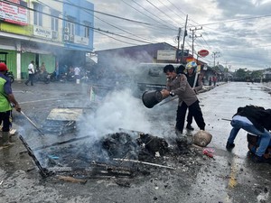 Demo di Jayapura Ricuh, Mobil Polisi Dibakar-3 Orang Luka