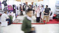 Sejak pagi, antrean panjang terlihat di area registrasi, di mana para pelamar membawa berkas lamaran dan berusaha mendapatkan kesempatan kerja di berbagai sektor industri. 