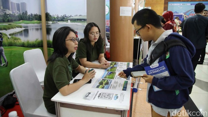 Job fair Sejumlah pencari kerja mendaftar kerja di event Job Festival kawasan Danau Sunter, Jakarta Utara, Rabu (15/10/2025).