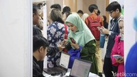 Selain bursa kerja, Job Festival ini juga menyediakan layanan konsultasi karier, pelatihan pembuatan CV, serta sesi motivasi dari praktisi sumber daya manusia. Fasilitas tersebut diharapkan membantu para pencari kerja meningkatkan kesiapan mereka dalam menghadapi persaingan dunia kerja. 