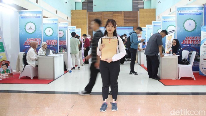 Job fair Sejumlah pencari kerja mendaftar kerja di event Job Festival kawasan Danau Sunter, Jakarta Utara, Rabu (15/10/2025).