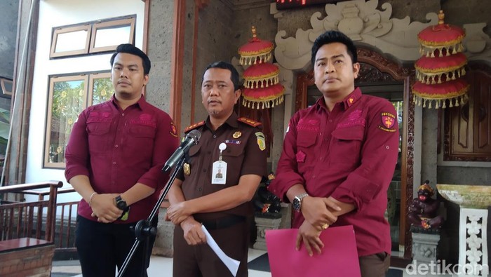 Kajari Tabanan Zainur Arifin Syah (tengah) saat membeberkan kasus korupsi pengadaan beras bagi OPD di Pemkab Tabanan, Rabu (15/10/2025).