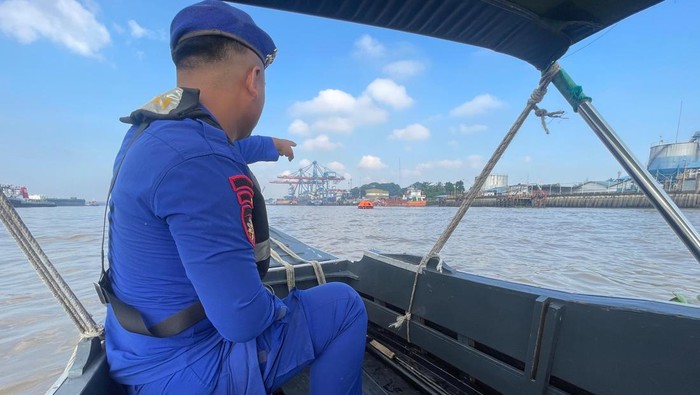 Polisi saat mengecek TKP Kapal TB Mitra Kencana X tenggelam di Perairan Sungai Musi