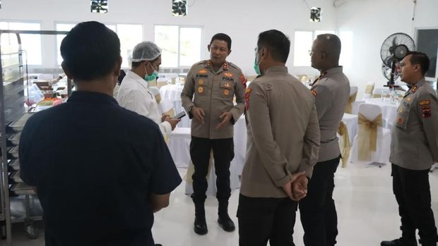 Kapolda Jateng, Irjen Ribut Hari Wibowo, saat meninjau SPPG Polrestabes Semarang di Jalan Empu Sendok, Kelurahan Gedawang, Kecamatan Banyumanik
